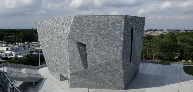 La facciata del nuovo Museo della Cultura di Kadokawa è stata realizzata con 20.000 pezzi di granito