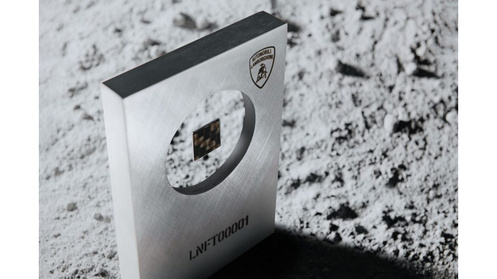 Lamborghini debutta nel mondo degli NFT con Space Key, un’opera con fibra di carbonio
