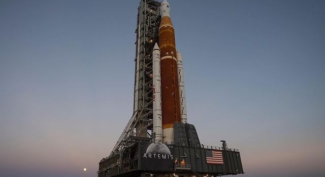 Il sistema di lancio spaziale (SLS) con la navicella Orion della missione Artemis I è pronto per i test di prelancio