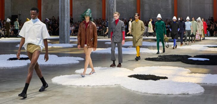 La collezione Prada uomo SS26 si propone come un vero “A change of tone” nella moda maschile